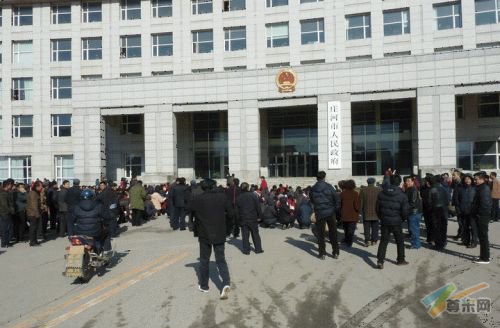 辽宁庄河市长因村民集体下跪事件辞职获批准