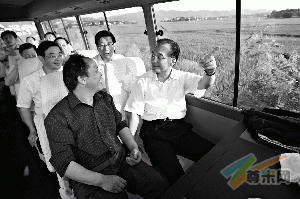7月1日，湖南宁乡农民陈凯旋坐在温家宝总理身边，带路去看当地的塌陷。新华社资料图片
