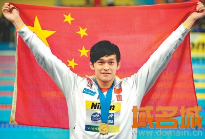7月31日，孙杨在颁奖后展示国旗。