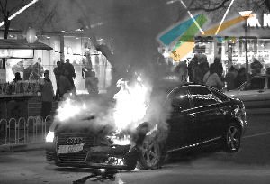 ?去年12月17日晚，被王烁倒车撞坏的王珂军牌奥迪在马路上起火燃烧。