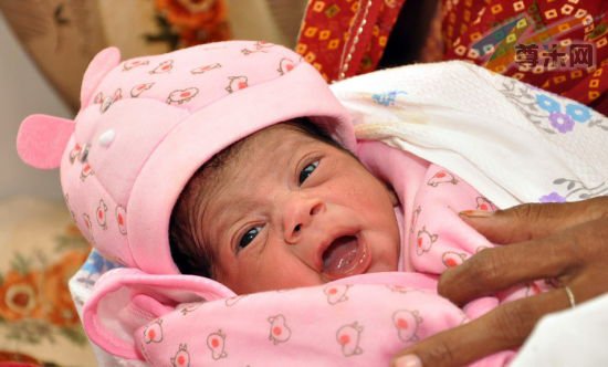 10月31日，在印度人口众多的北方邦的马灵一家卫生所里，刚刚出生的女婴纳尔吉正在啼哭。新华社