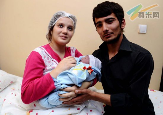 10月31日，土耳其安卡拉，刚刚出生的小优素福的母亲和父亲接受媒体拍照。新华社发/阿纳多卢通讯社