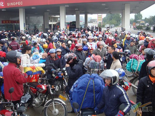 珠三角10万农民工组摩托车大军返乡(图)