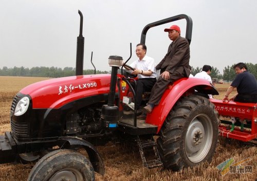 温家宝在河南考察 驾驶拖拉机在麦地耕种