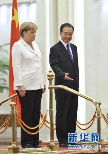 温家宝与德国总理会谈两国签十项合作协议