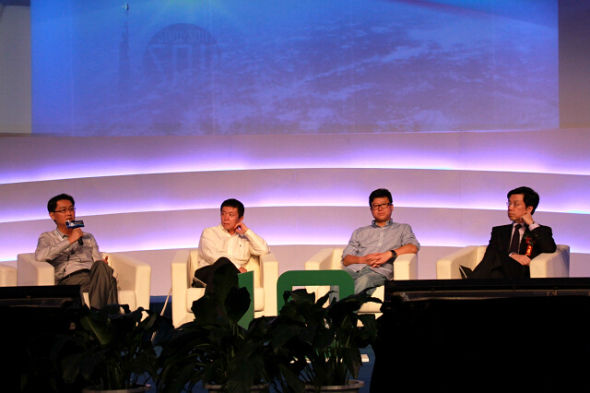 2011中国互联网大会领袖对话现场(左起依次为马化腾、曹国伟、丁磊、李开复)