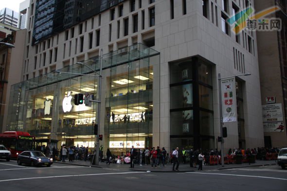 图为澳大利亚悉尼Apple Store开售iPhone 4S，果粉们在外排队购机