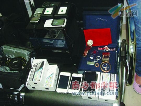 海关人员截获的部分苹果手机、手表、戒指。通讯员供图