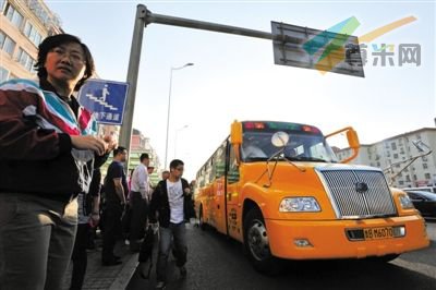 2011年9月22日，山东青岛市购入的十辆“大鼻子”校车开始运营。周昆 摄