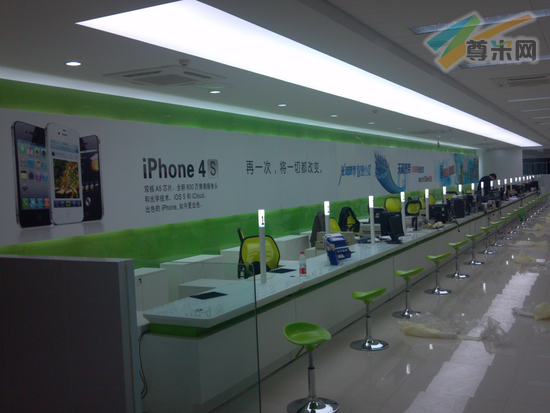 近日，有微博上的图片显示中国电信某地分公司的营业厅里有iPhone 4S的海报