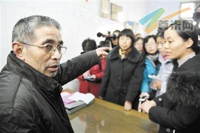 11月30日，河南永城市沈楼村卫生室涉事医生吴文义接受卫生部专家组调查。郭晨 摄