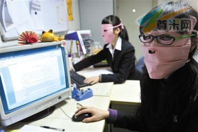 2009年2月22日，武汉鲁巷广场一公司两位工作人员戴防辐射面罩和防护眼镜防电脑辐射。资料图片 周超 摄