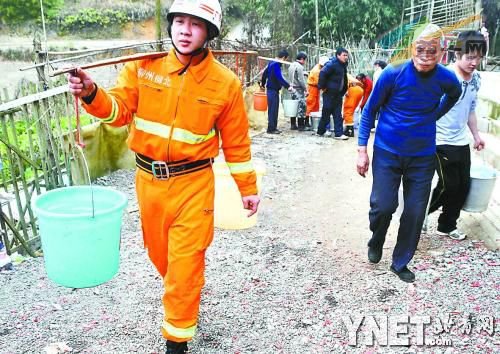 柳北区长塘镇西流村浪江屯已暂停从柳江取水，消防队员帮村民挑水