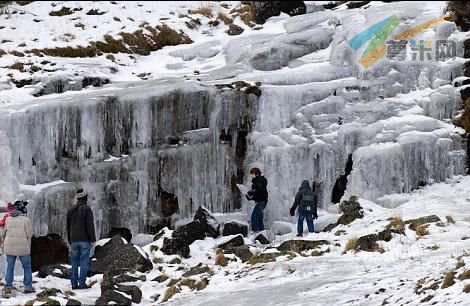 严寒来袭，南威尔士布雷肯比肯斯国家公园的瀑布也被冻住了。