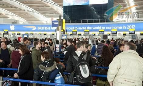 伦敦希思罗机场满是滞留的乘客。