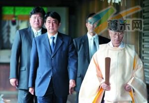2011年8月15日，日本前首相安倍晋三等政要集体参拜靖国神社。图为2005年8月时为内阁官房长官的安倍晋三参拜靖国神社。 