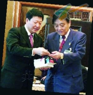 2月20日，名古屋市长河村隆之（右）与到访的中共南京市委常委刘志伟等人举行会谈，称自己认为南京大屠杀事件并不存在。会后双方交换礼物。