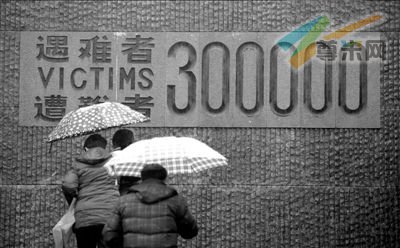 2月22日，不少市民和外地游人来到侵华日军南京大屠杀遇难同胞纪念馆参观祭奠。图/CFP