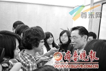本报记者赵文竹(左一)面对面采访钟南山。记者 王僖 摄本报特派记者 赵文竹 王僖 3月5日发自北京