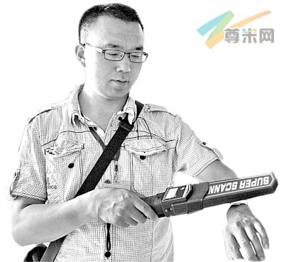6月5日，一位高考监考老师在检测考场中的金属探测器。 新华社记者赵婷婷摄