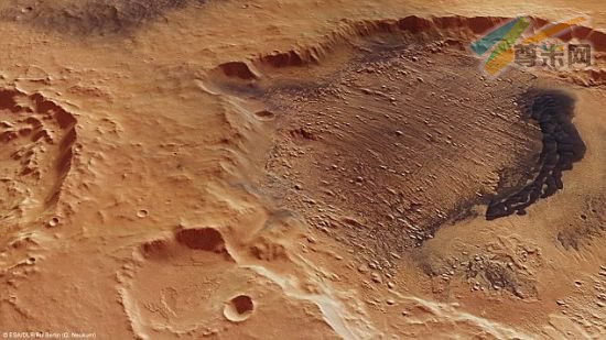 其中一个陨石坑尤其展示了沉积物的黑色痕迹。科学家认为，这些沉积物先是和一个古老地下水库的水融为一体，然后受到咆哮的火星风的侵蚀。