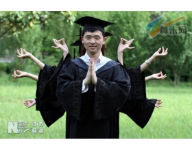 中国首批“90后”大学生毕业 毕业照“玩穿越”